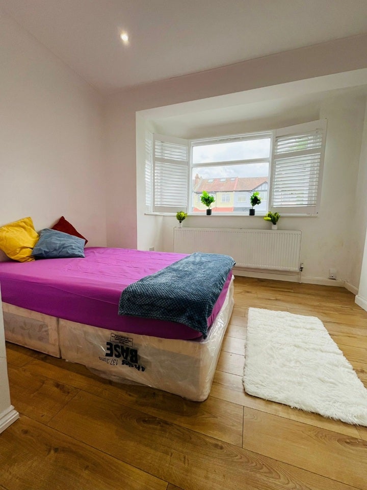 Room Woodmansterne Road in Greater London