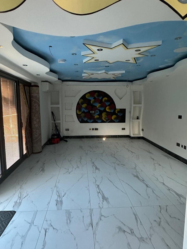 Room Saxon Drive in Greater London