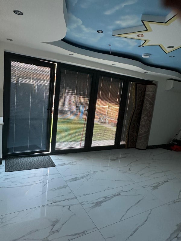 Room Saxon Drive in Greater London