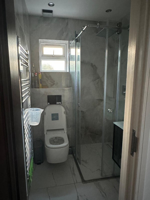 Room Saxon Drive in Greater London