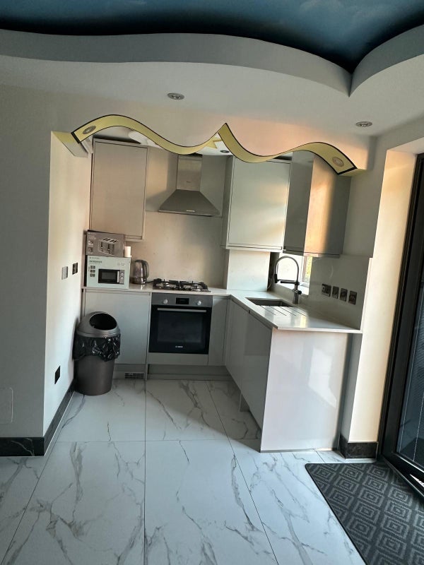 Room Saxon Drive in Greater London