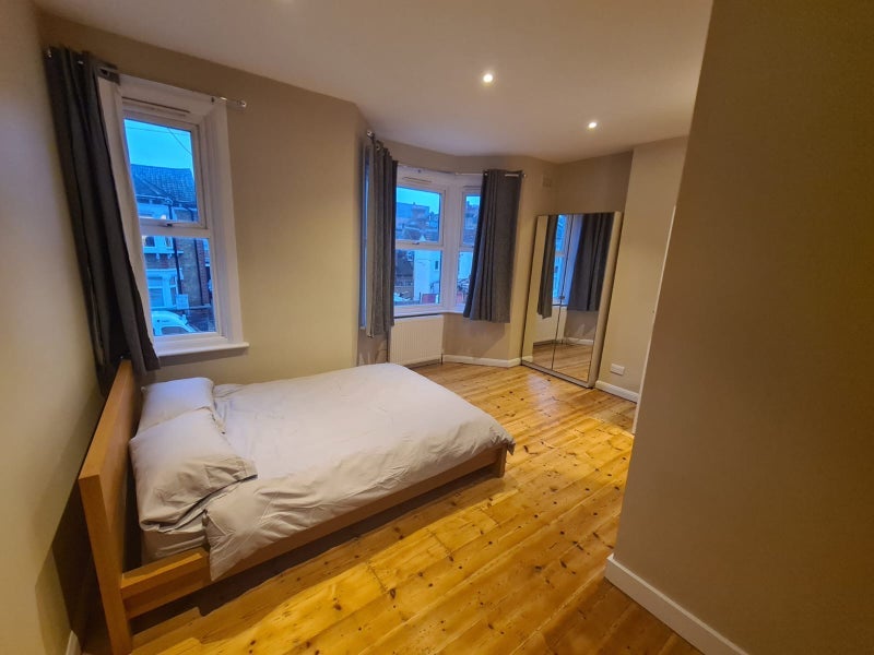 Room Crowther Road in Greater London