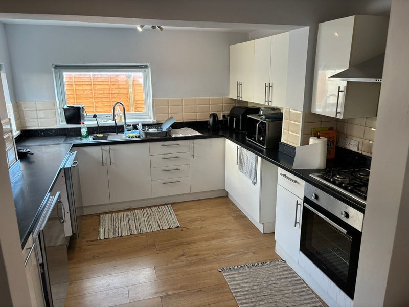 Room Crowther Road in Greater London