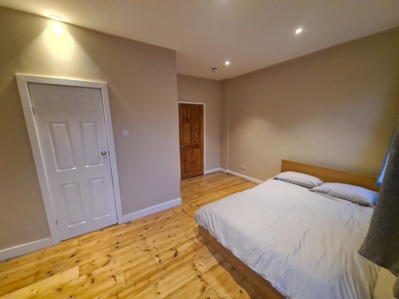 Room Crowther Road in Greater London