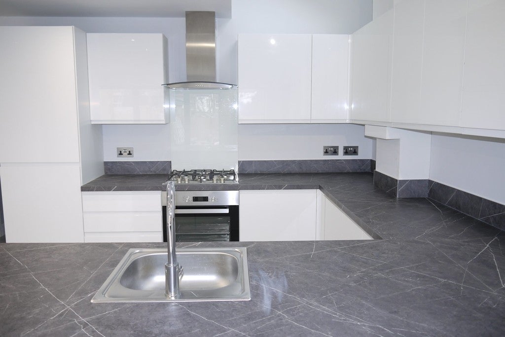 Flat Bounds Green Road in Greater London
