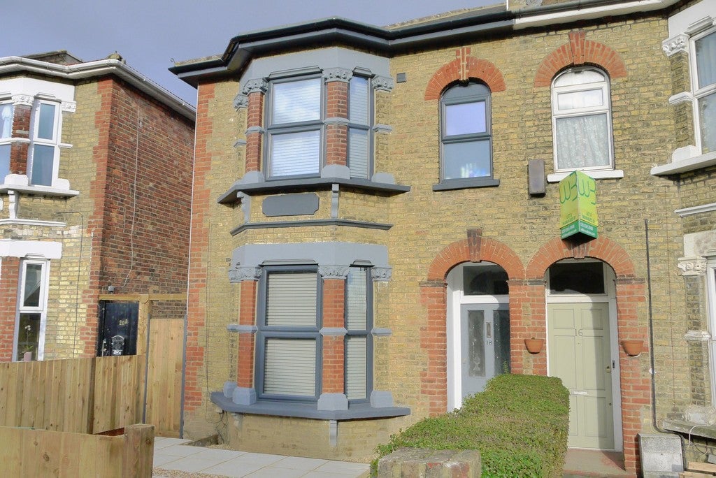 Flat Bounds Green Road in Greater London