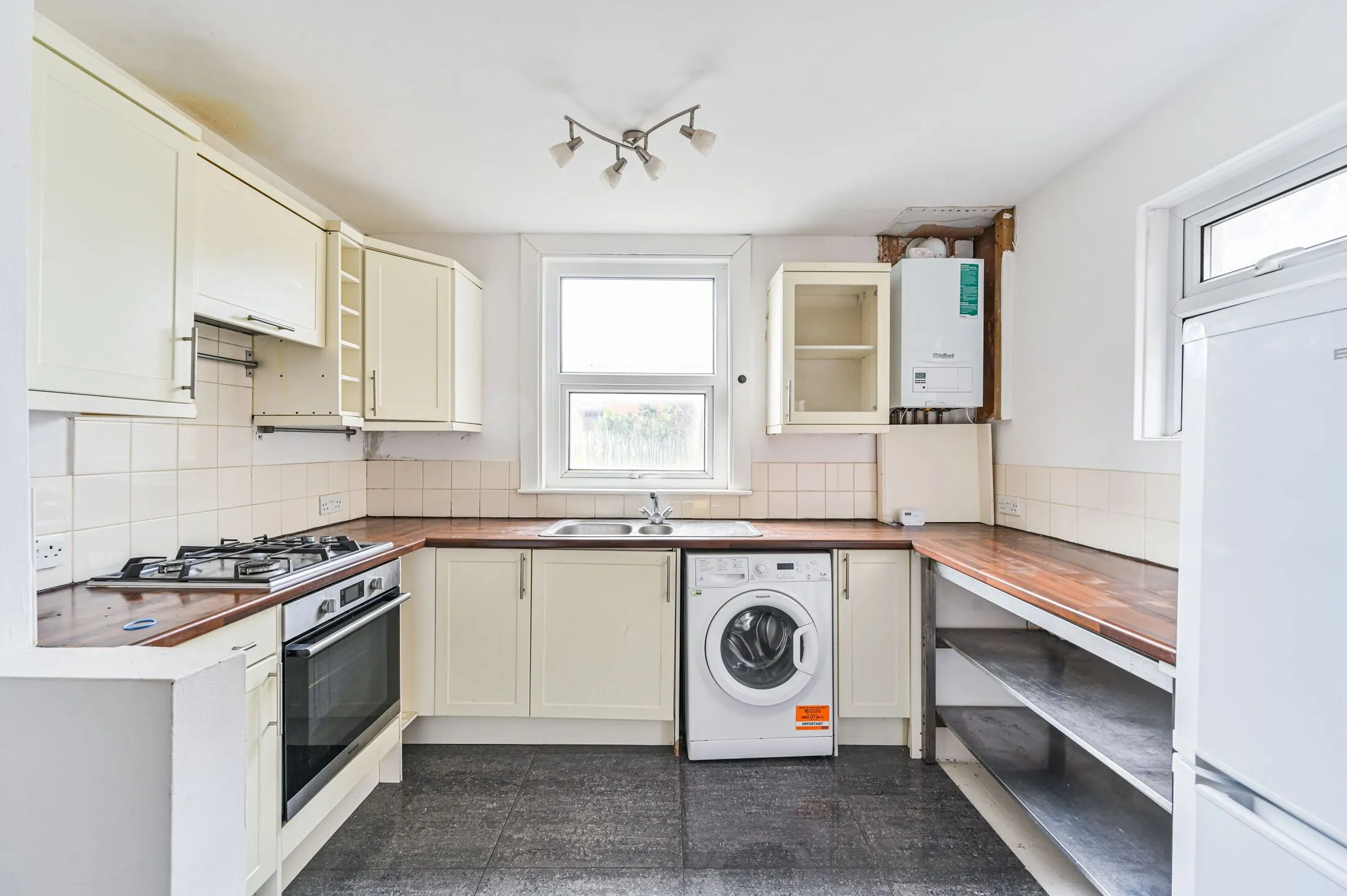 Flat Vaughan Road in Greater London