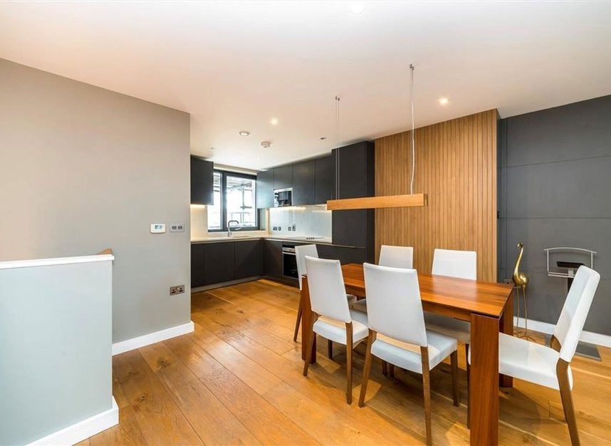 Flat Hawthorne Crescent in Greater London