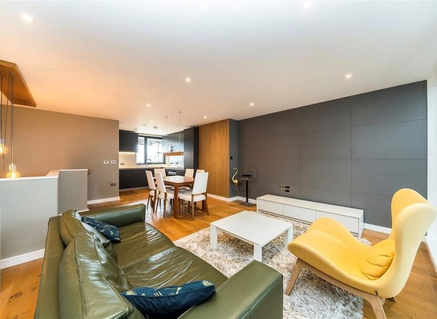 Flat Hawthorne Crescent in Greater London