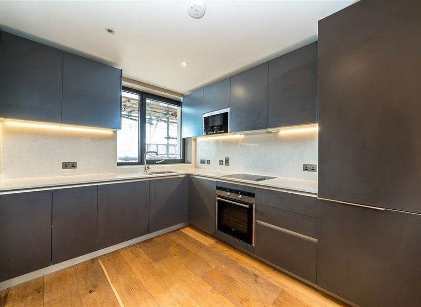 Flat Hawthorne Crescent in Greater London