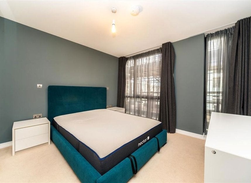 Flat Hawthorne Crescent in Greater London