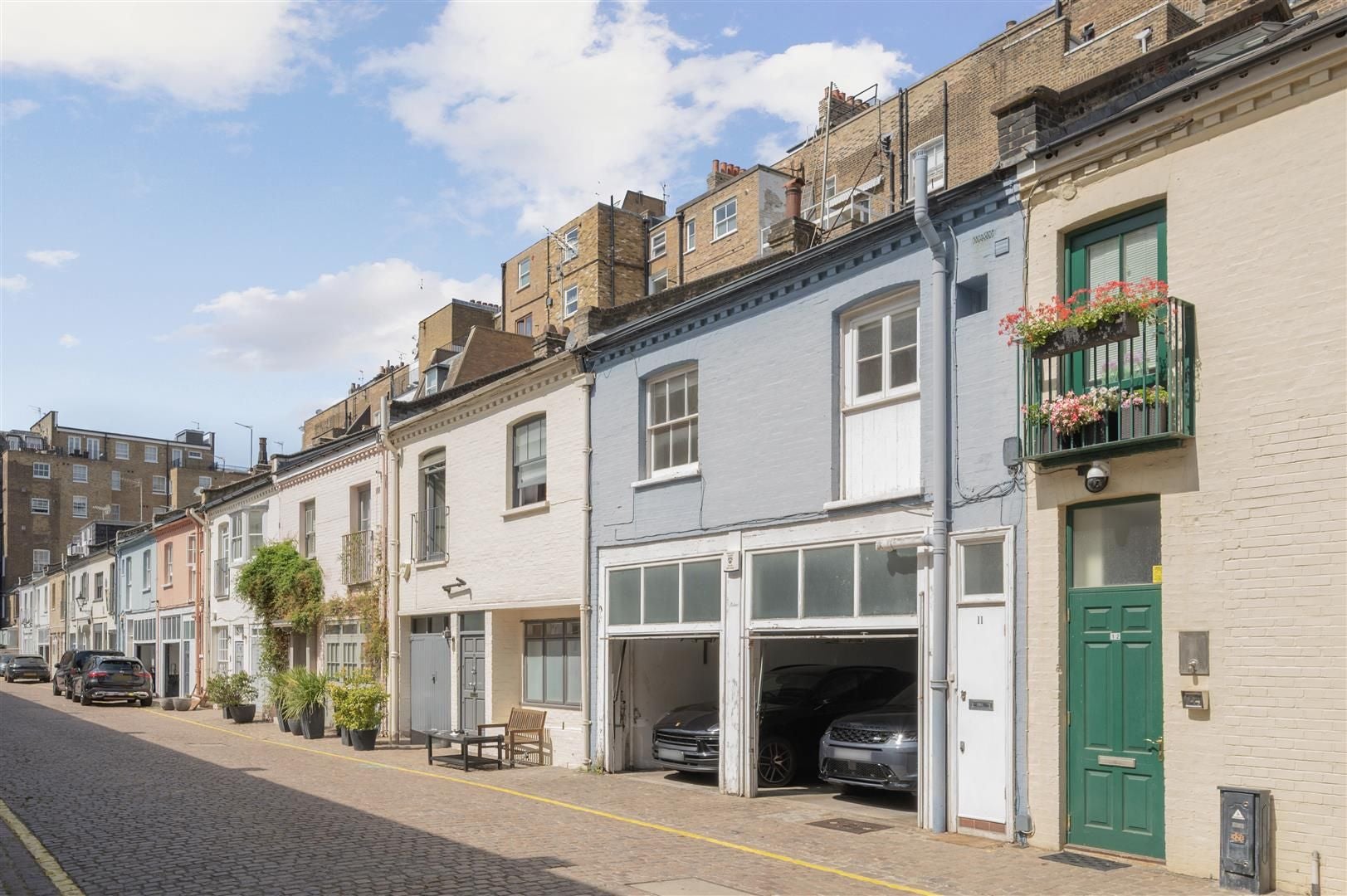 Flat Petersham Mews in Greater London