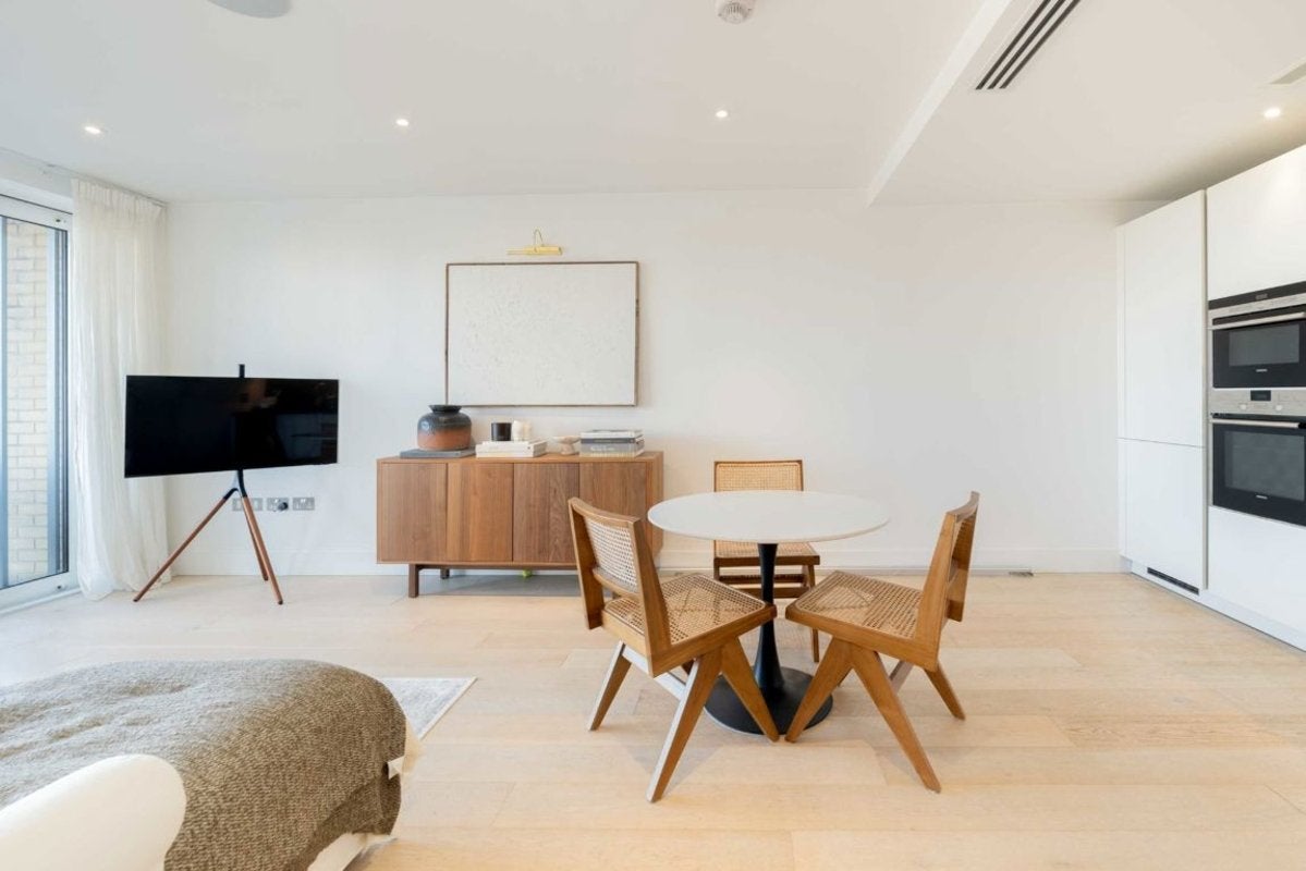 Flat Central Avenue in Greater London
