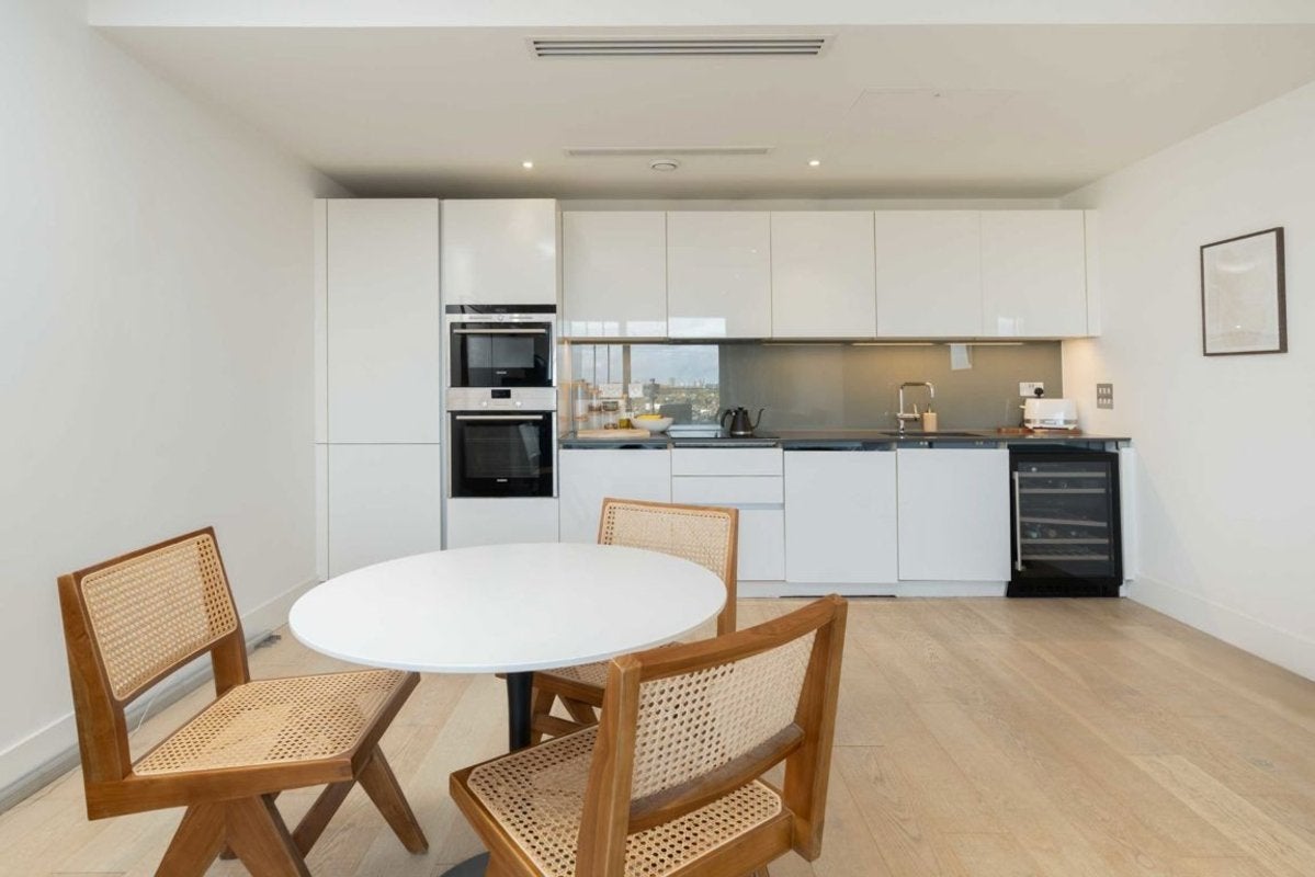 Flat Central Avenue in Greater London