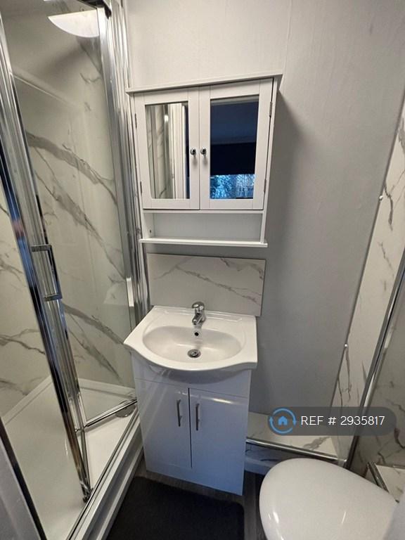 Room Barchester Close in Greater London