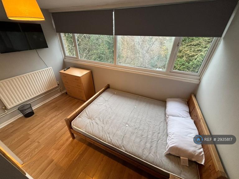 Room Barchester Close in Greater London