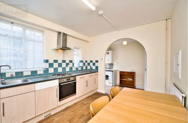 Room Maroon Street in Greater London