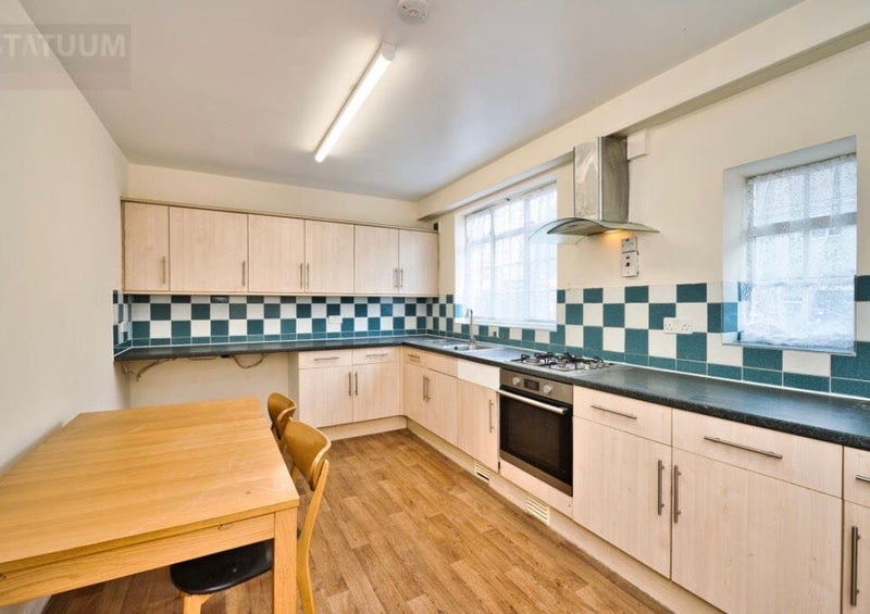 Room Maroon Street in Greater London
