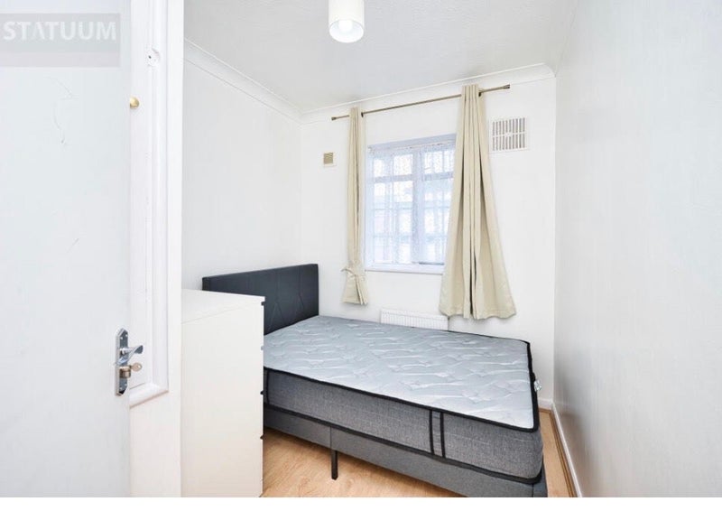 Room Maroon Street in Greater London