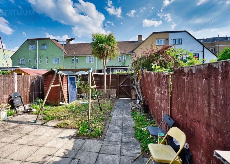Room Maroon Street in Greater London