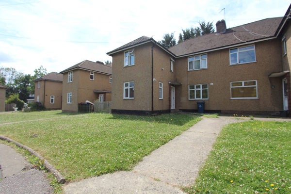 Flat Naresby Fold in London