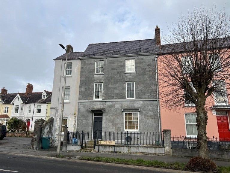 Flat Picton Court in Carmarthen