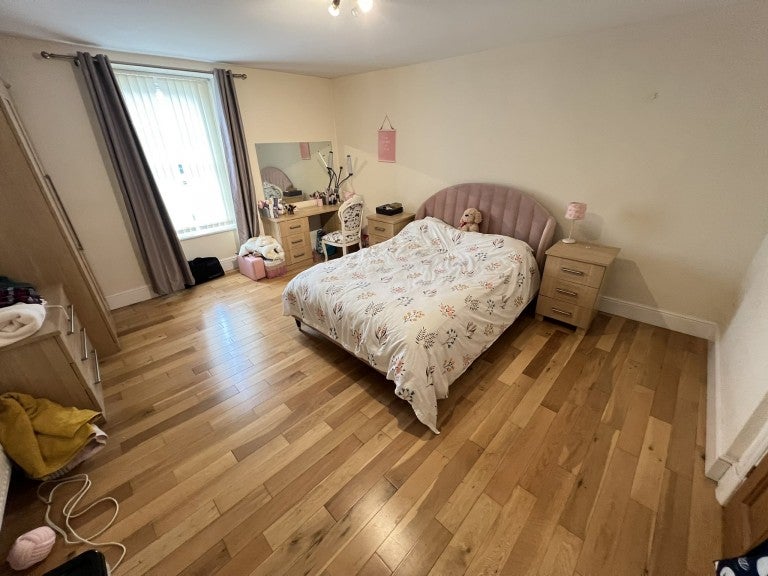 Flat Picton Court in Carmarthen