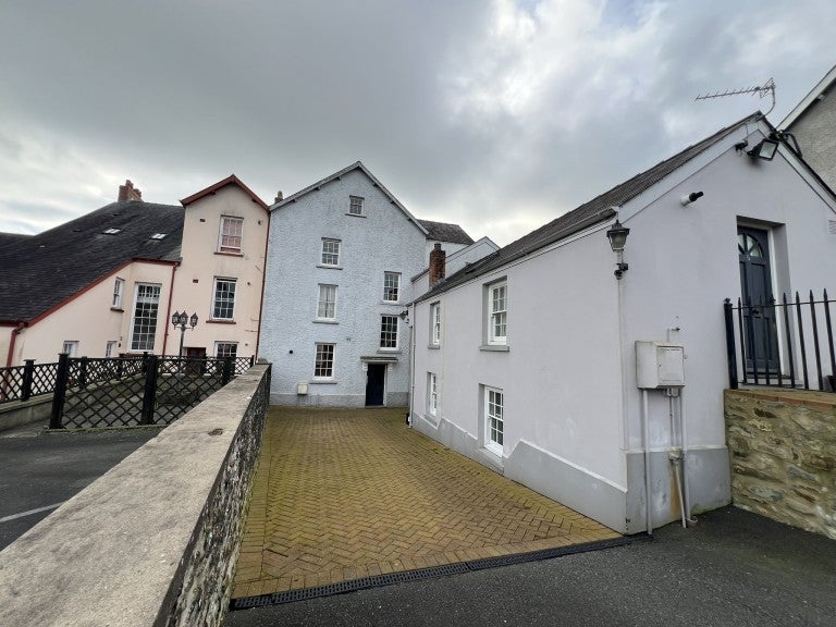 Flat Picton Court in Carmarthen