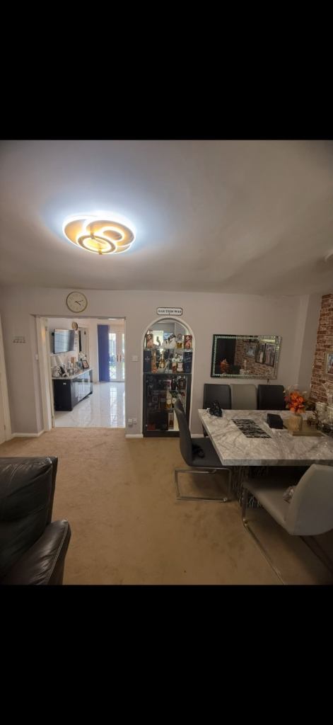 Flat Lothian Avenue in Greater London
