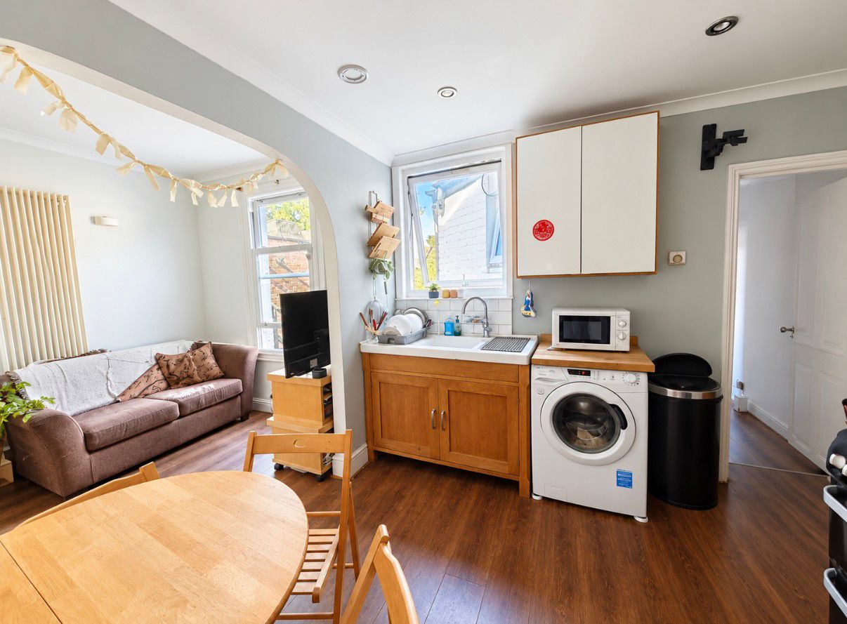Flat Sirdar Road in Greater London