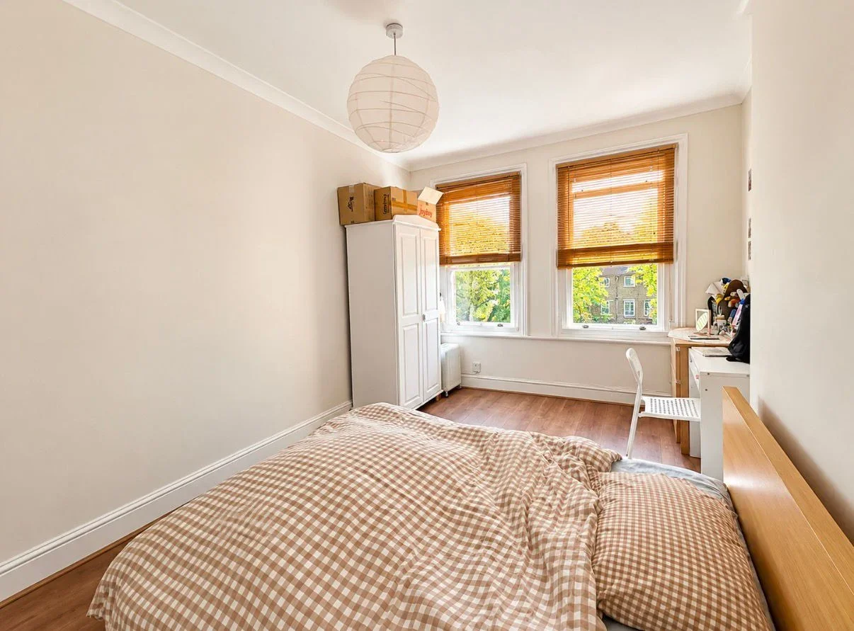 Flat Sirdar Road in Greater London
