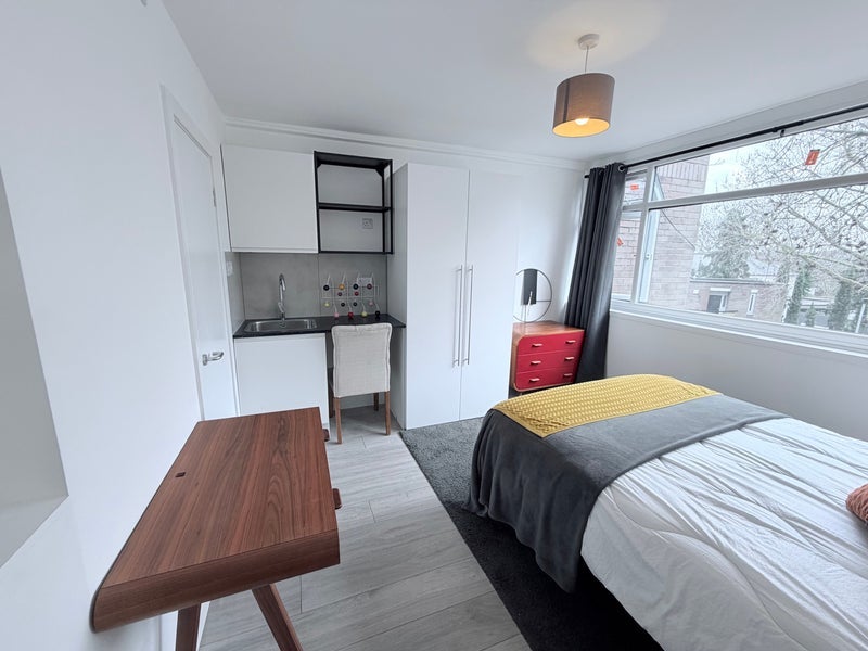 House Coburg Crescent in Greater London