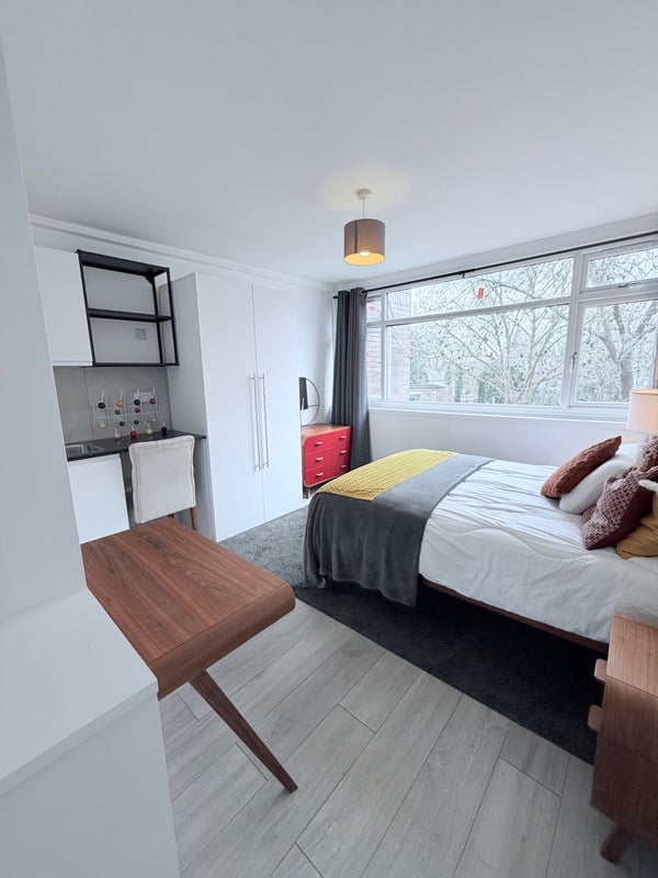House Coburg Crescent in Greater London