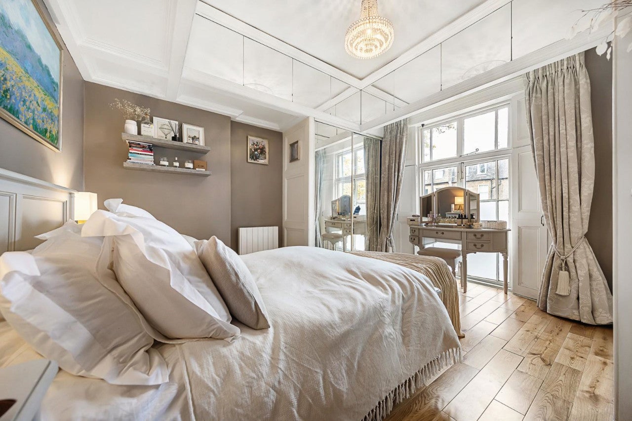 Flat Coldharbour Lane in Greater London