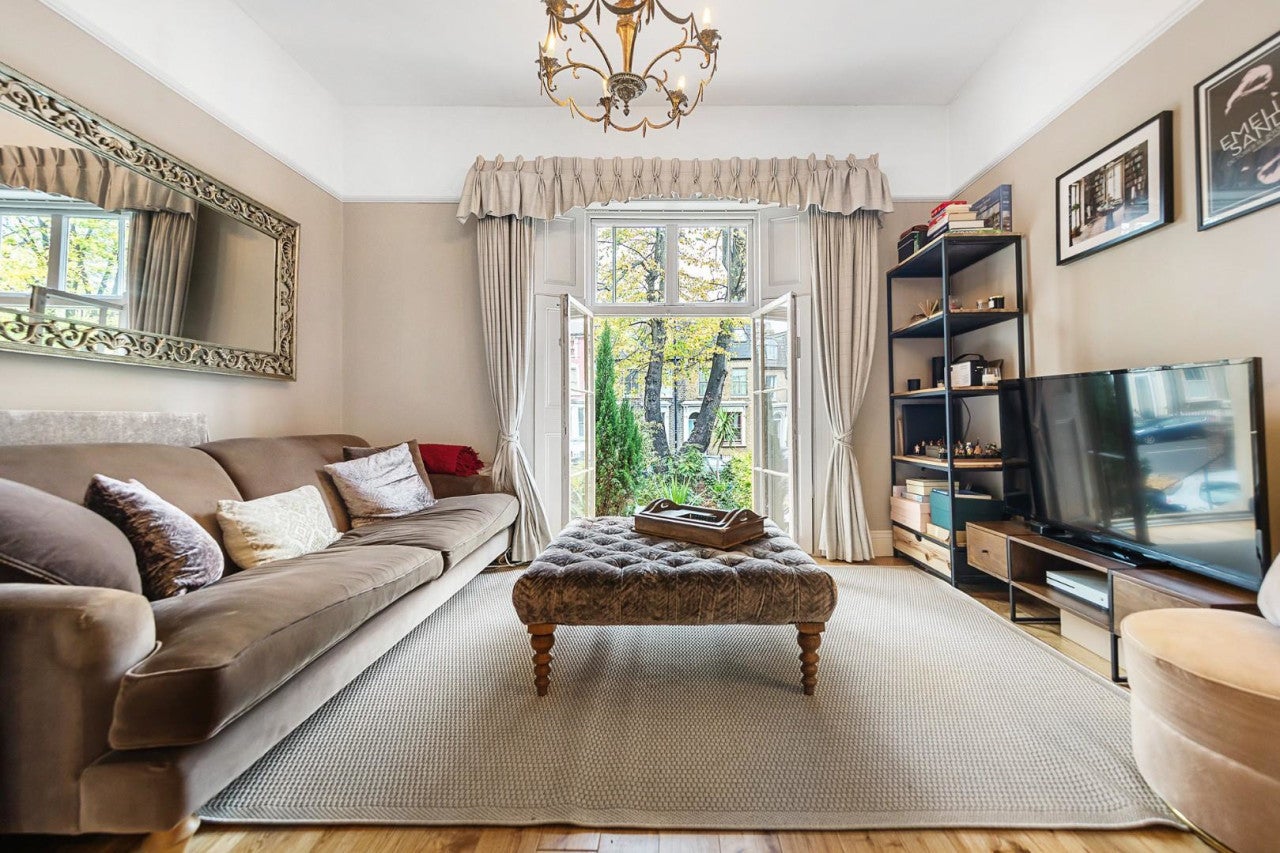 Flat Coldharbour Lane in Greater London