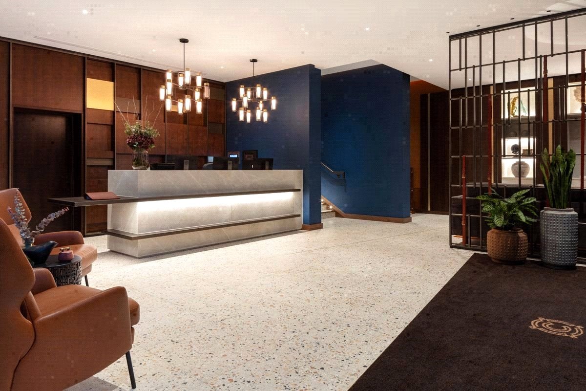 Flat Clarendon Court in Greater London