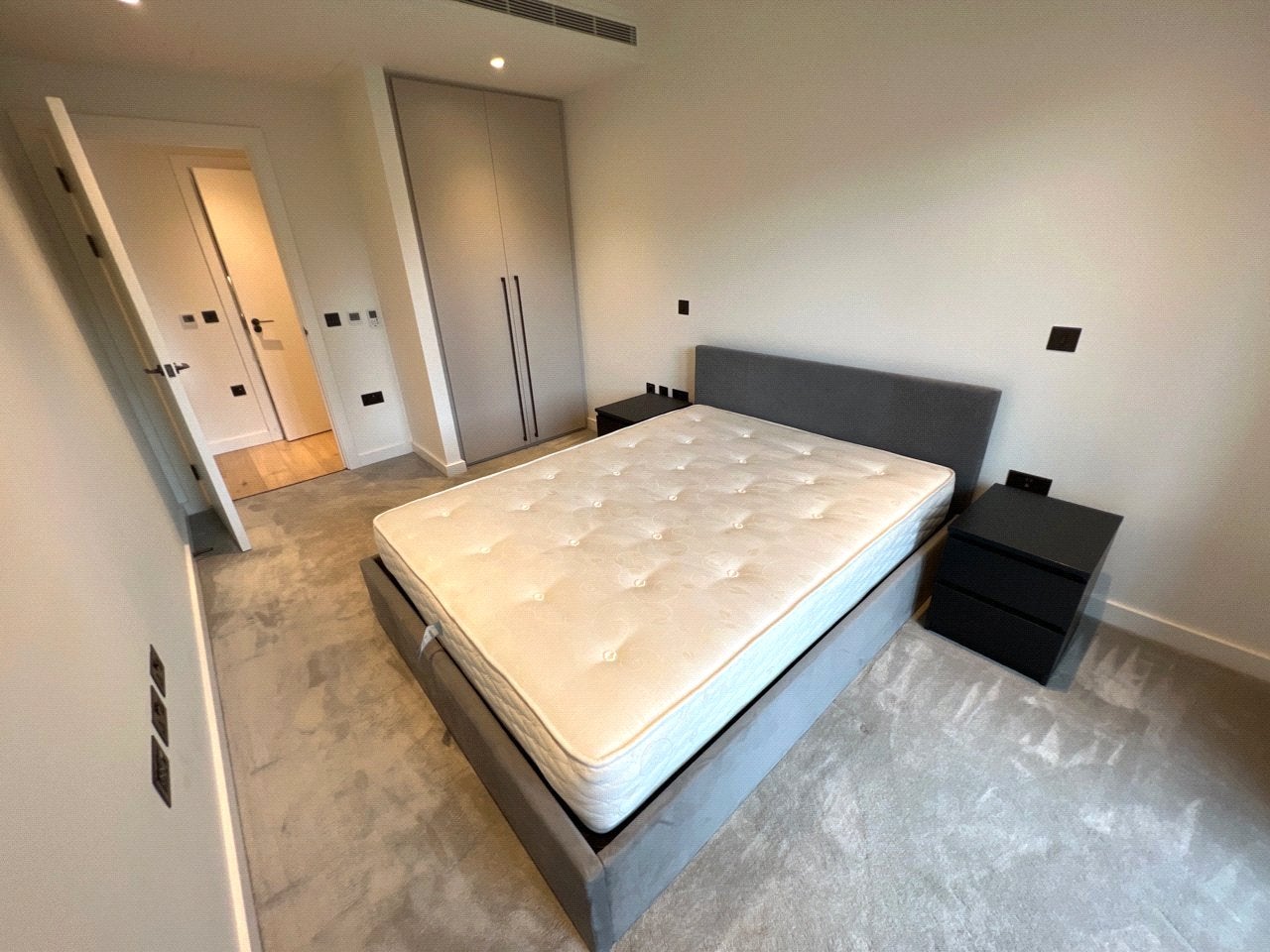 Flat Clarendon Court in Greater London