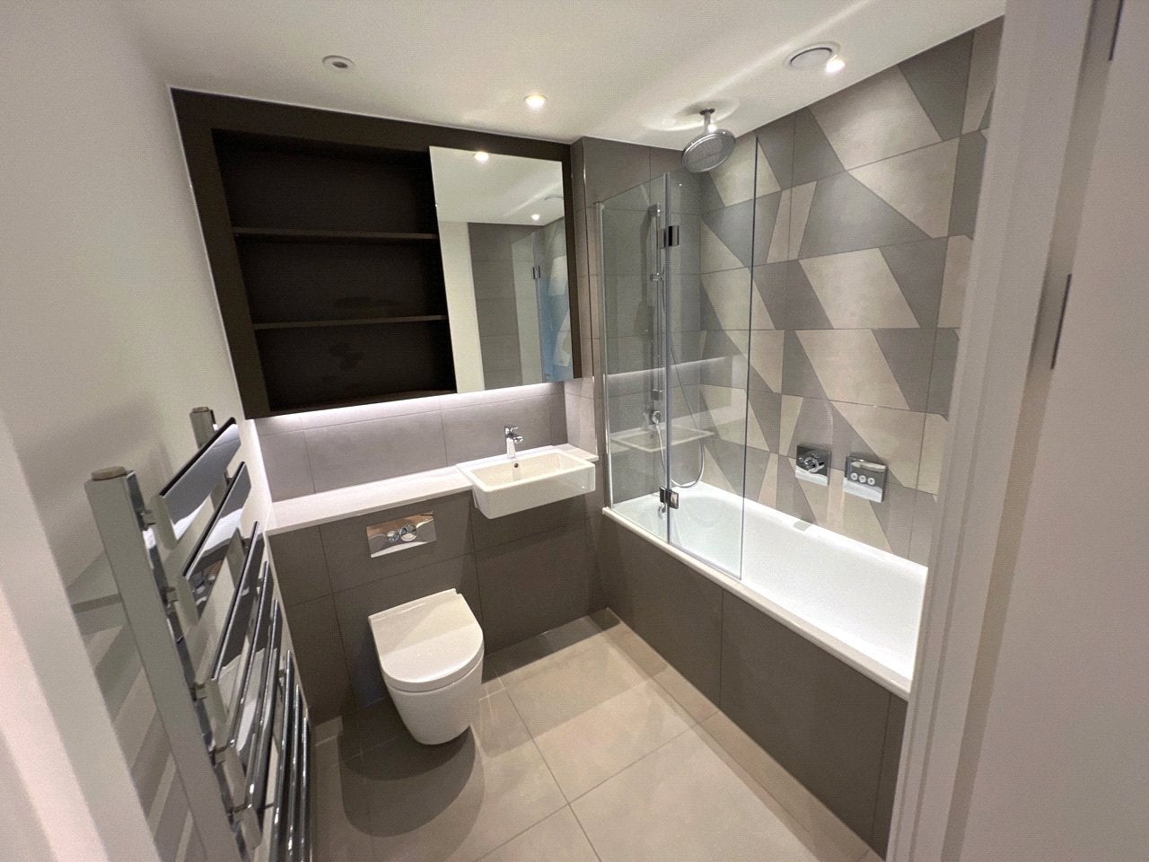 Flat Clarendon Court in Greater London