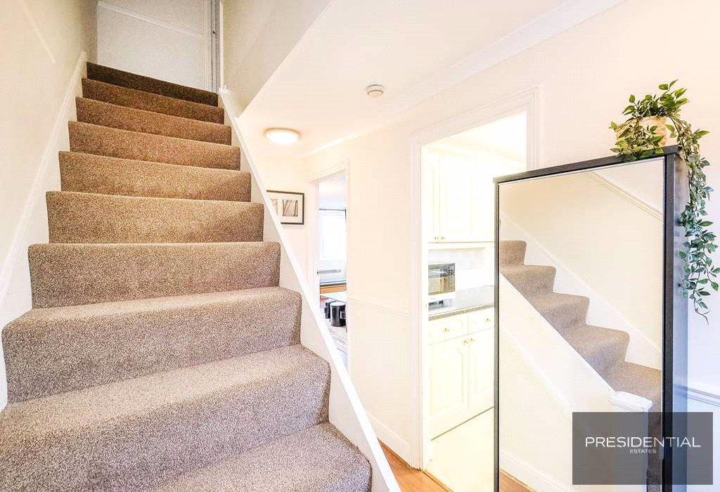 Flat Glen Rise in Greater London