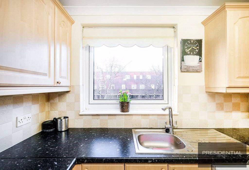 Flat Glen Rise in Greater London