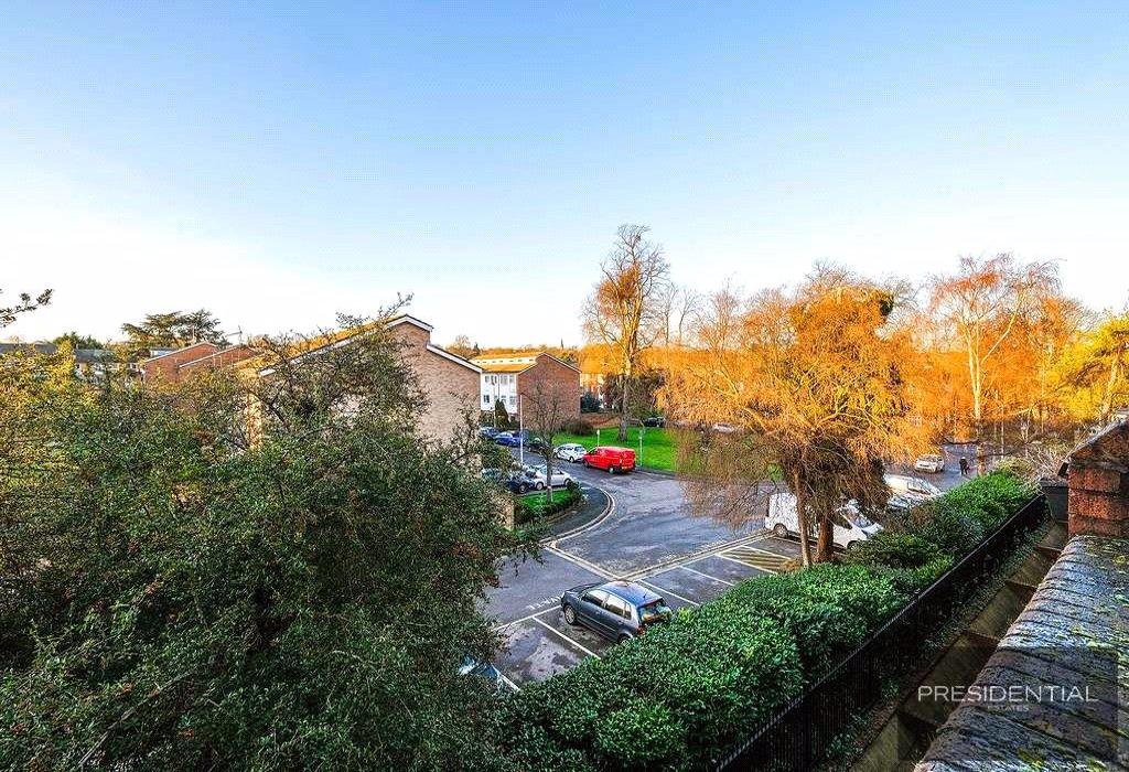Flat Glen Rise in Greater London