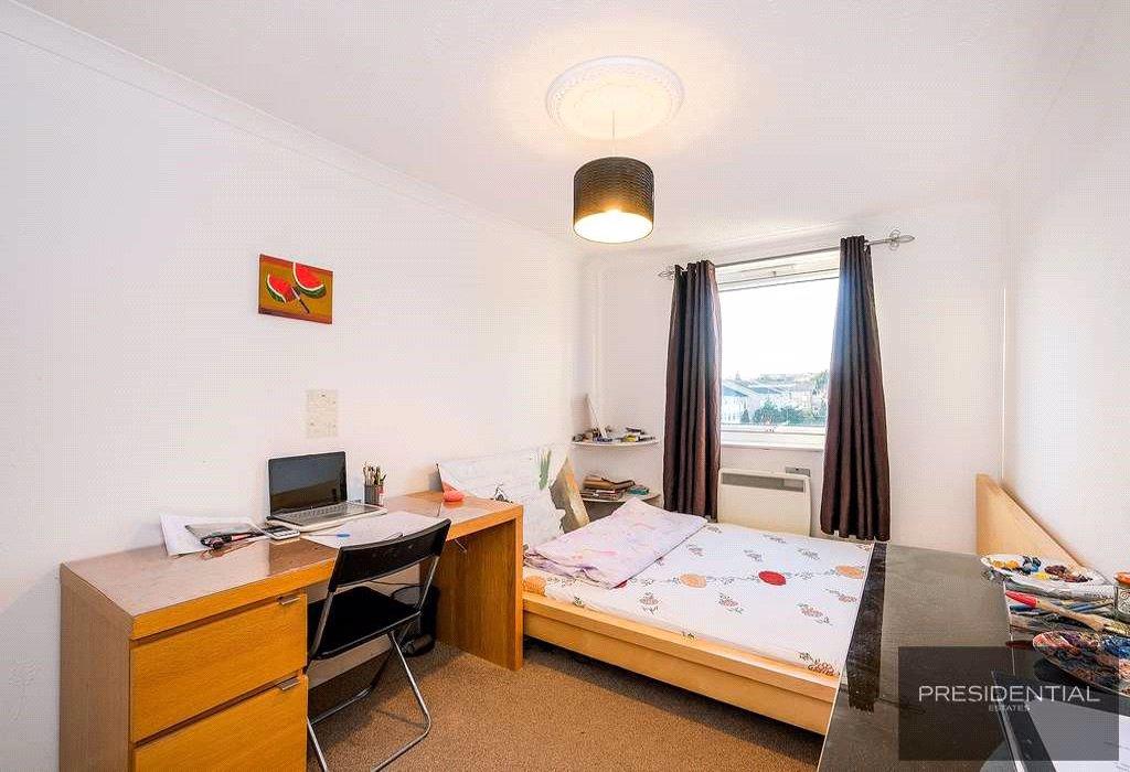 Flat Glen Rise in Greater London