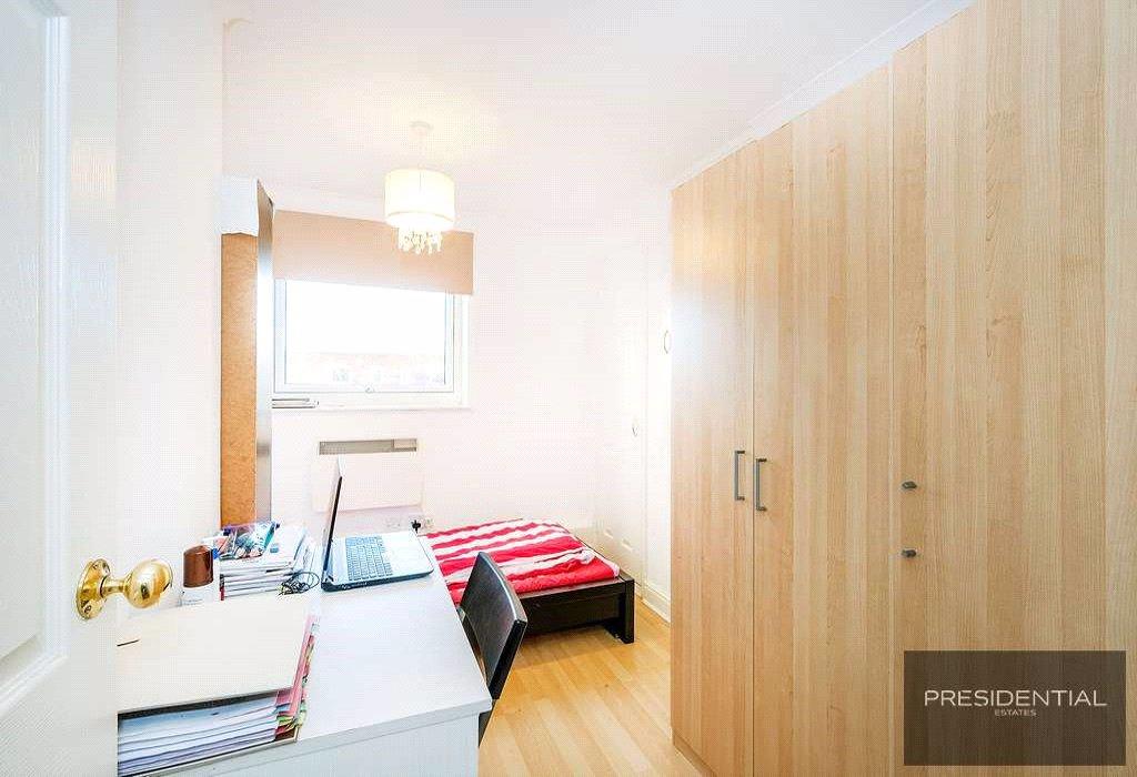 Flat Glen Rise in Greater London