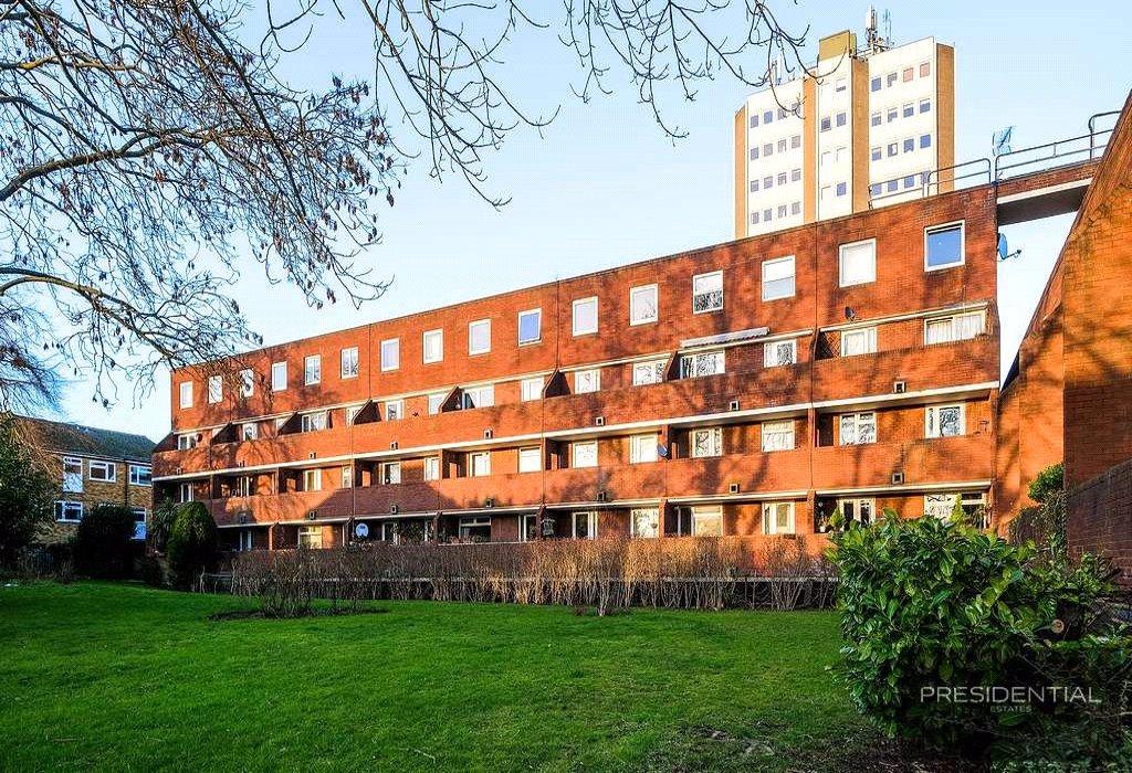 Flat Glen Rise in Greater London