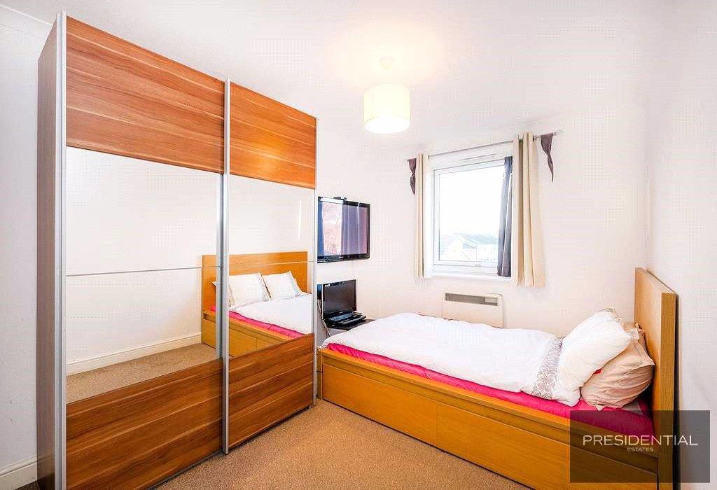 Flat Glen Rise in Greater London