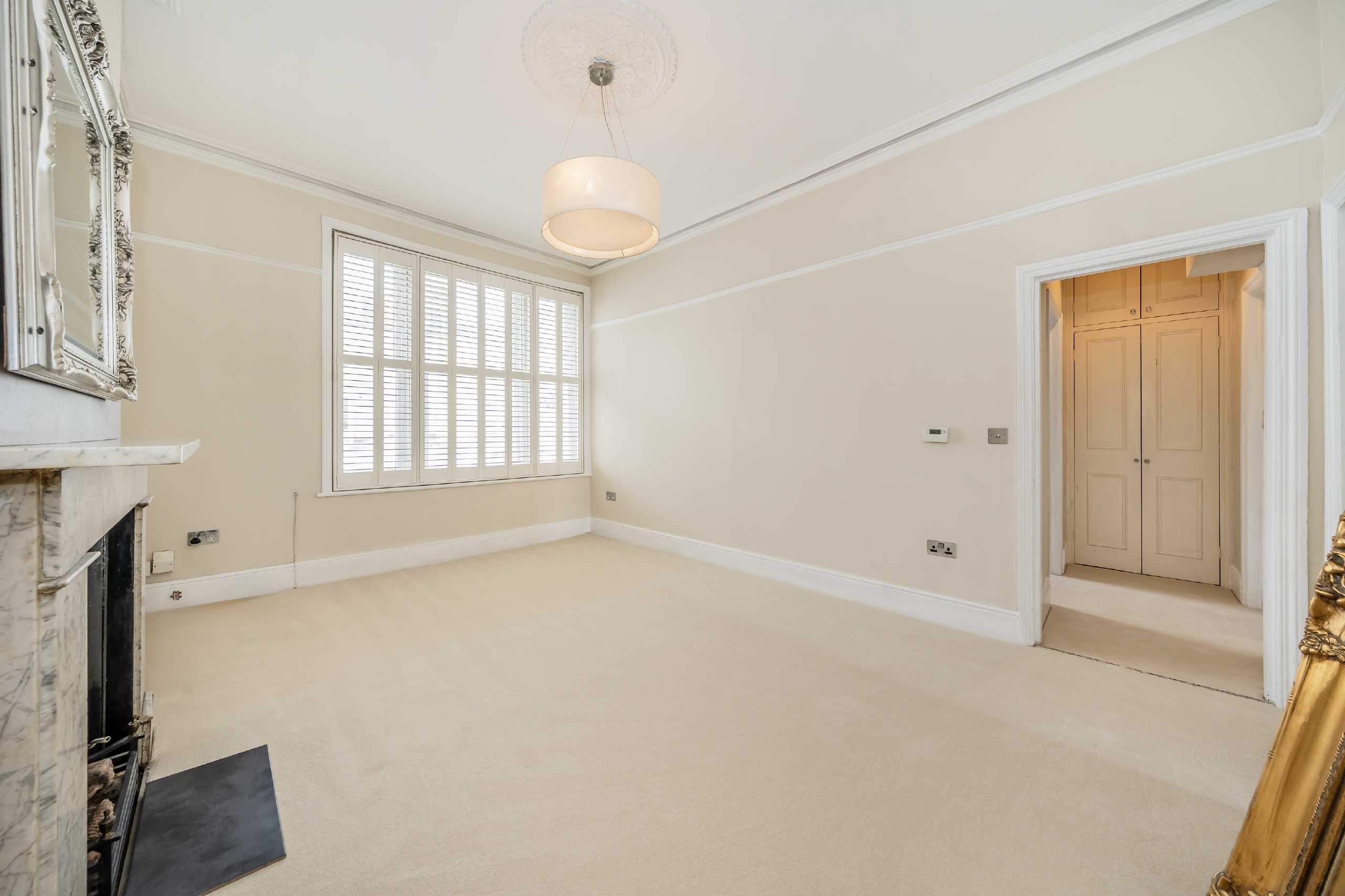 Flat Holland Road in Greater London