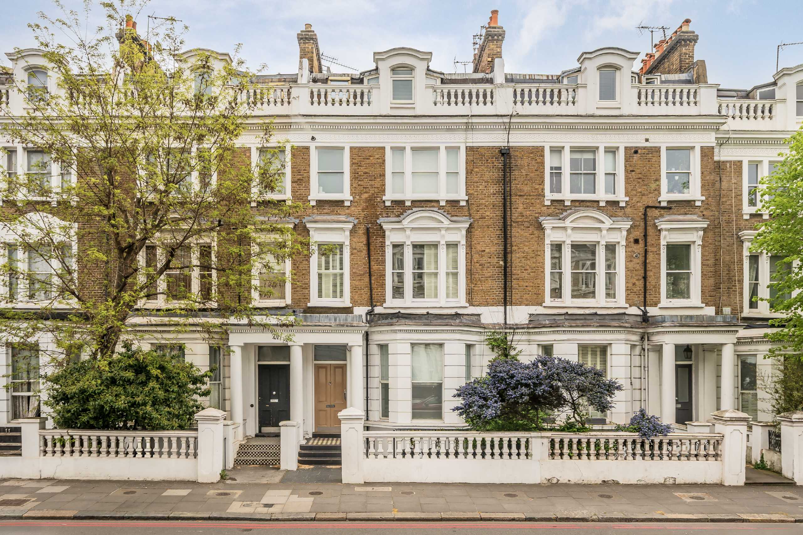 Flat Holland Road in Greater London