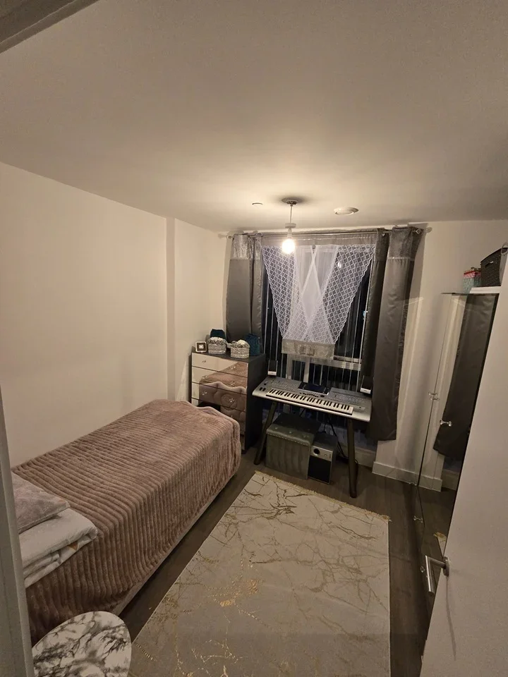 Room Carlyle Close in Greater London