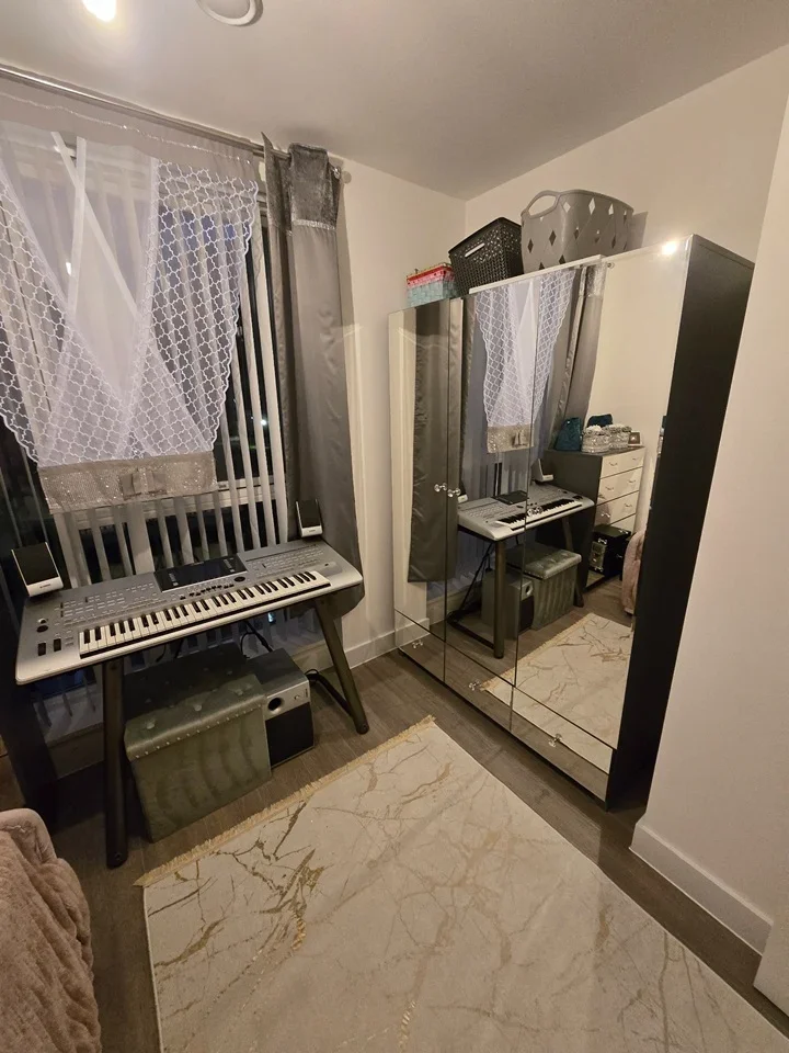 Room Carlyle Close in Greater London