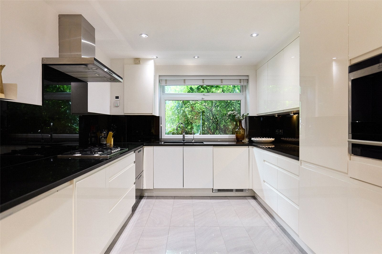 House Queensmead in Greater London